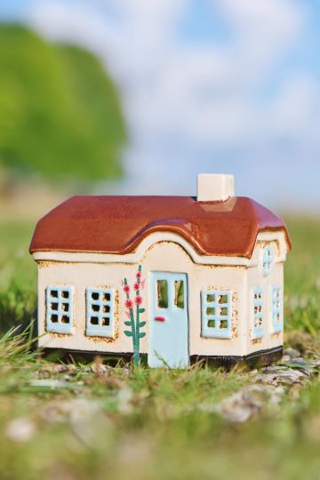 Casetta porta tea light  in ceramica Ebeltoft porta e finestre azzurre Ib Laursen (27705-01)