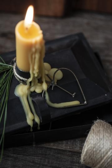 Candela corta color MOSTARDA  H cm 11 diam cm 2,2 durata ore 4,5 (prezzo set di 2 pezzi) Ib Laursen 4171-03