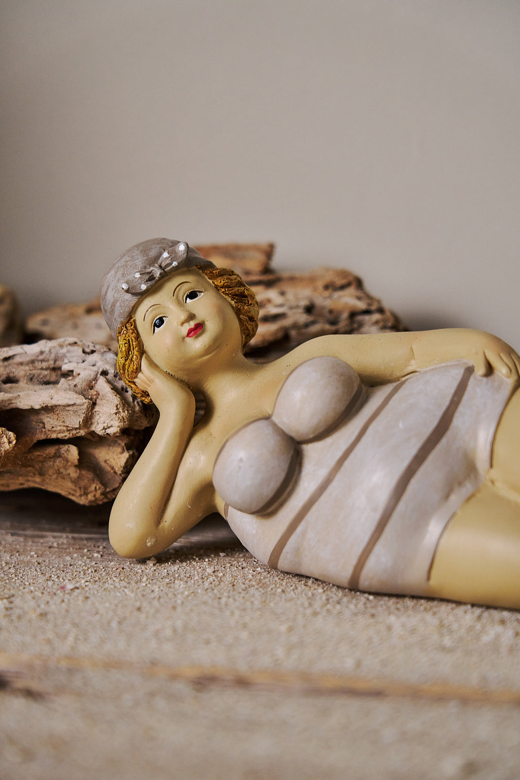 Bagnante sdraiata donna al mare in poliresina cm 22 x 8 x 8 Stile Nordico (RS2001)