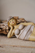 Bagnante sdraiata donna al mare in poliresina cm 22 x 8 x 8 Stile Nordico (RS2001)