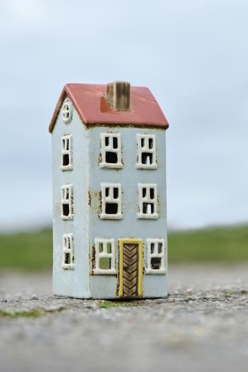 Casetta Porta Tealight  Ceramica AZZURRA con porta gialla Ib Laursen Cm W: 8 H: 20 L 9 (27667-21)