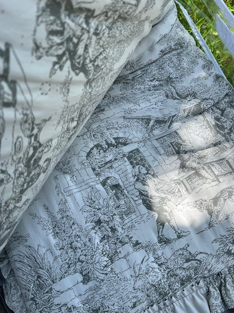 Trapuntino matrimoniale microfibra Toile de Jouy con doppio volant cm 270x265