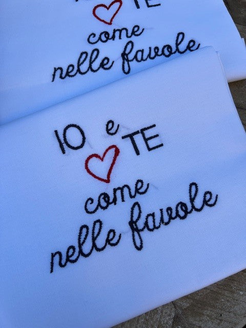 Coppia federe cuscino in cotone ricamato "IO e TE come nelle favole"