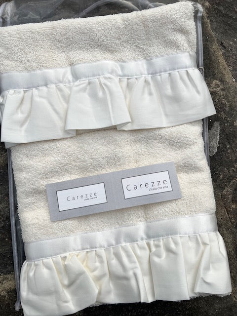 Coppia spugna asciugamano + ospite "Priscilla " con volant raso in tre colori (58546)