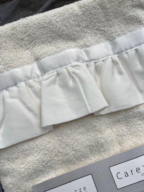 Coppia spugna asciugamano + ospite "Priscilla " con volant raso in tre colori (58546)