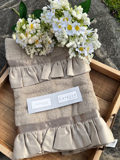 Coppia spugna asciugamano + ospite "Priscilla " con volant raso in tre colori (58546)