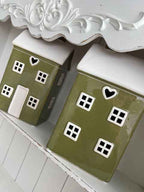 Casetta in ceramica decorativa con led verde erba "Candy Cane" cm 12x8x22 Blanc Mariclò