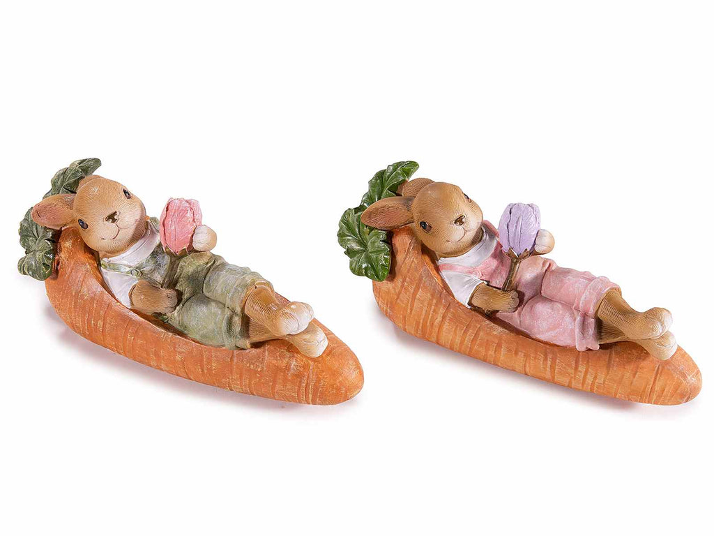 Coniglietto in resina colorata sdraiato su carota con fiore - La mia casa Chic